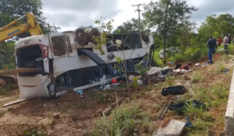 Ônibus tomba na BR-135, deixando 7 mortos e 15 feridos no Sul do Piauí