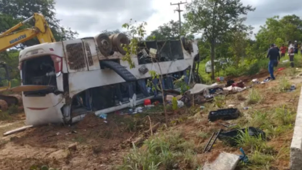 Ônibus tomba na BR-135, deixando 7 mortos e 15 feridos no Sul do Piauí