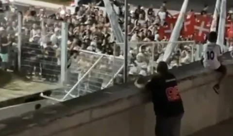 Vídeo: Torcedores do Vasco derrubam portão da Arena da Amazônia