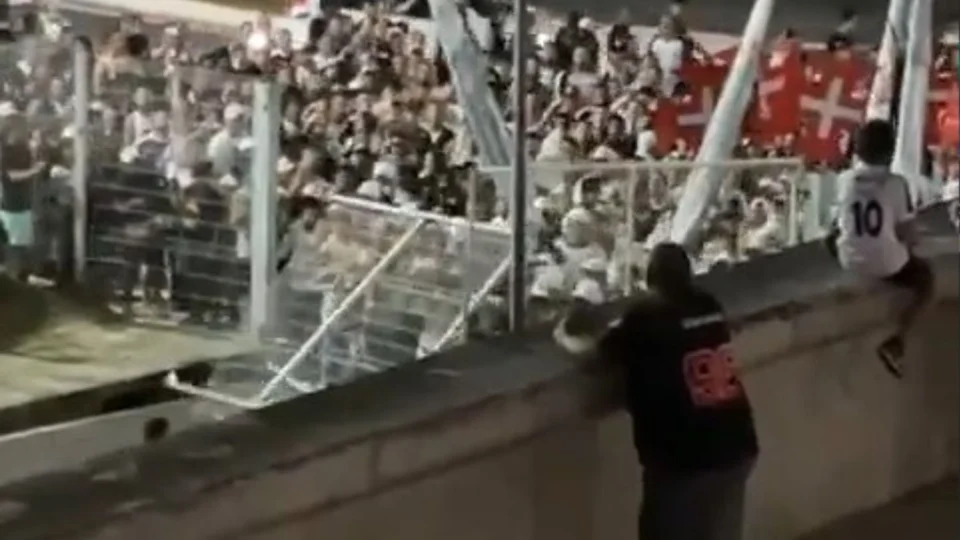 Vídeo: Torcedores do Vasco derrubam portão da Arena da Amazônia