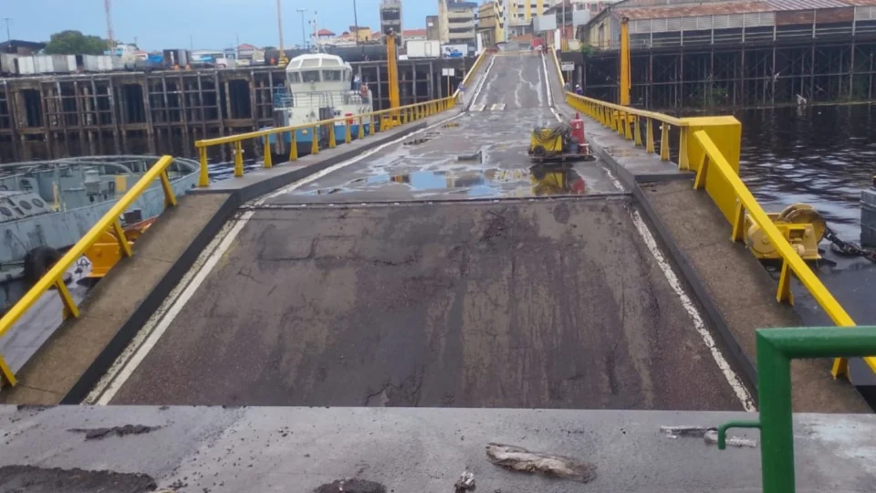 Ventania em Manaus causa danos em plataforma do porto e afeta operações do transatlântico Aurora