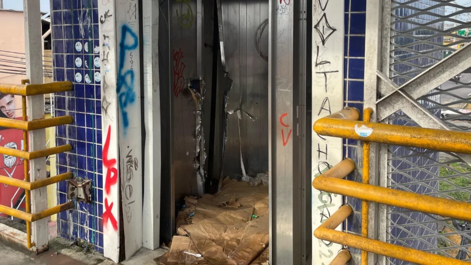 Passarela no bairro Flores sofre vandalismo e furtos em Manaus