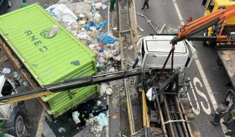 Carreta tomba e causa caos no trânsito da Avenida das Flores, em Manaus