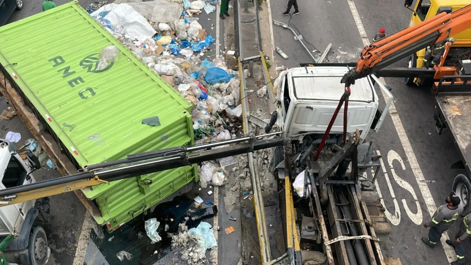 Carreta tomba e causa caos no trânsito da Avenida das Flores, em Manaus