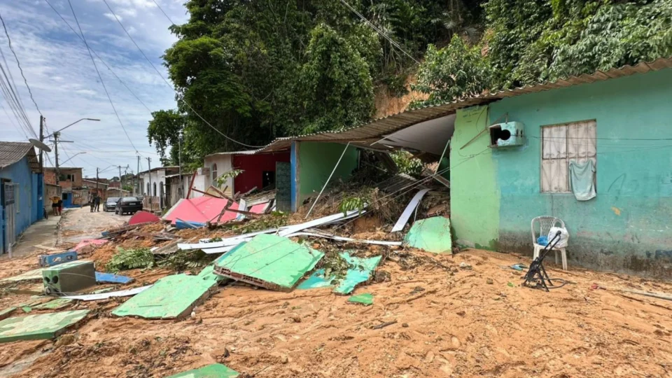 Casas desabam e famílias ficam desabrigadas durante temporal no Riacho Doce