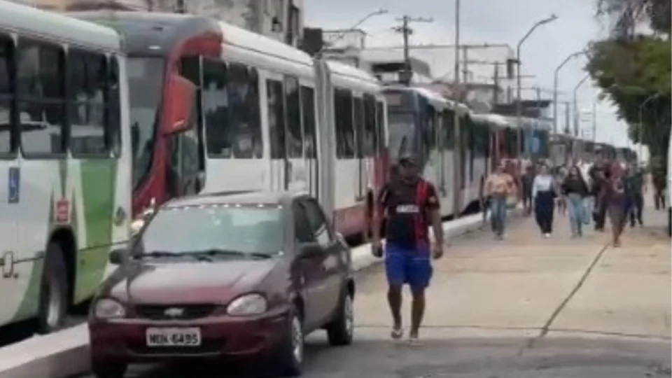 “Foi um protesto por falta de pagamento e durou 20 minutos”, diz vice-presidente do sindicato dos rodoviários sobre paralisação de ônibus