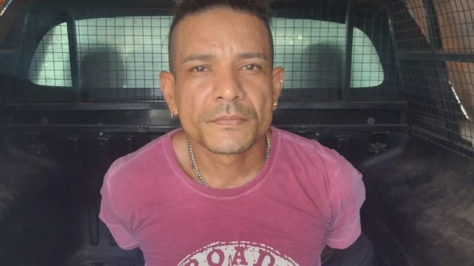 Homem é preso e adolescente apreendido após esfaquear e roubar vítima no bairro Japiim