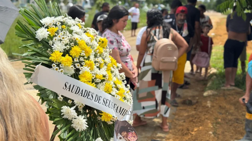 TRISTEZA – Criança e pai que morreram soterrados em Manaus são sepultados sob forte comoção