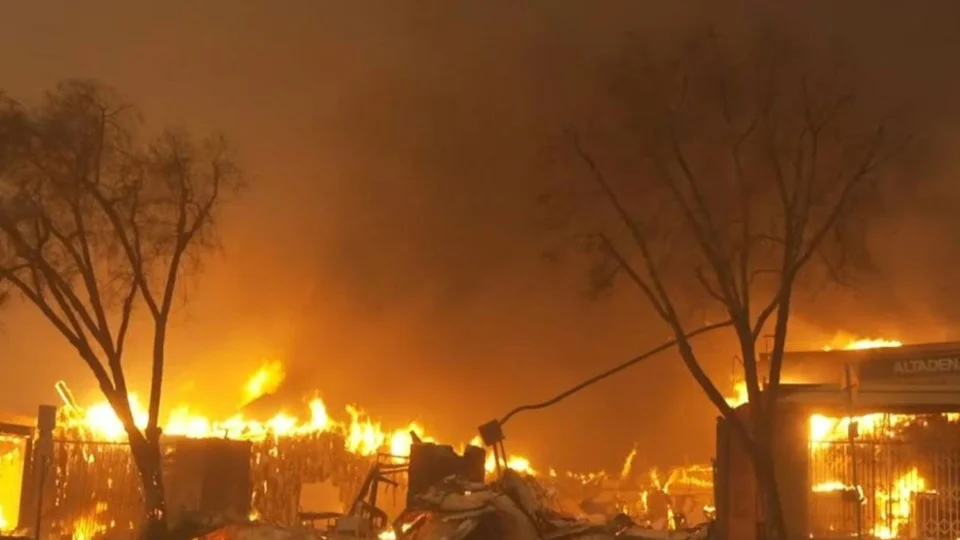 Incêndios na Califórnia forçam 140 mil pessoas a saírem de casa