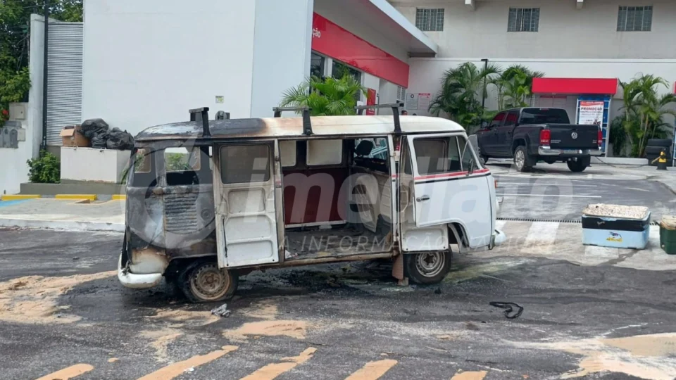 Motorista consegue evitar possível tragédia em incêndio de kombi