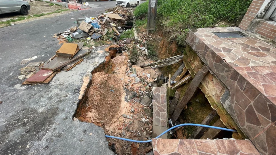 Moradores do bairro São Francisco denunciam risco de desabamento