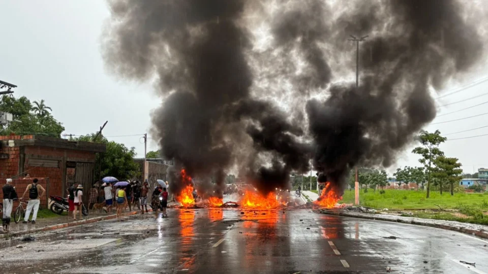 Protestos na Avenida Alphaville expõem revolta de moradores com alagamentos em Manaus