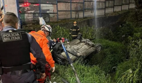 Carro perde controle e capota na Avenida Torquarto Tapajós