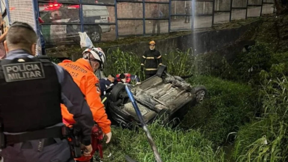 Carro perde controle e capota na Avenida Torquarto Tapajós