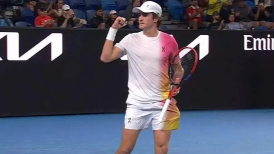 João Fonseca derrota o número 9 do mundo no tênis