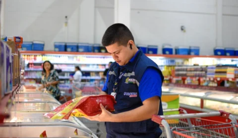 Produtos impróprios para consumo são apreendidos em supermercado da zona leste de Manaus