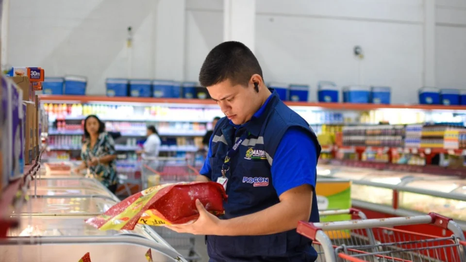 Produtos impróprios para consumo são apreendidos em supermercado da zona leste de Manaus