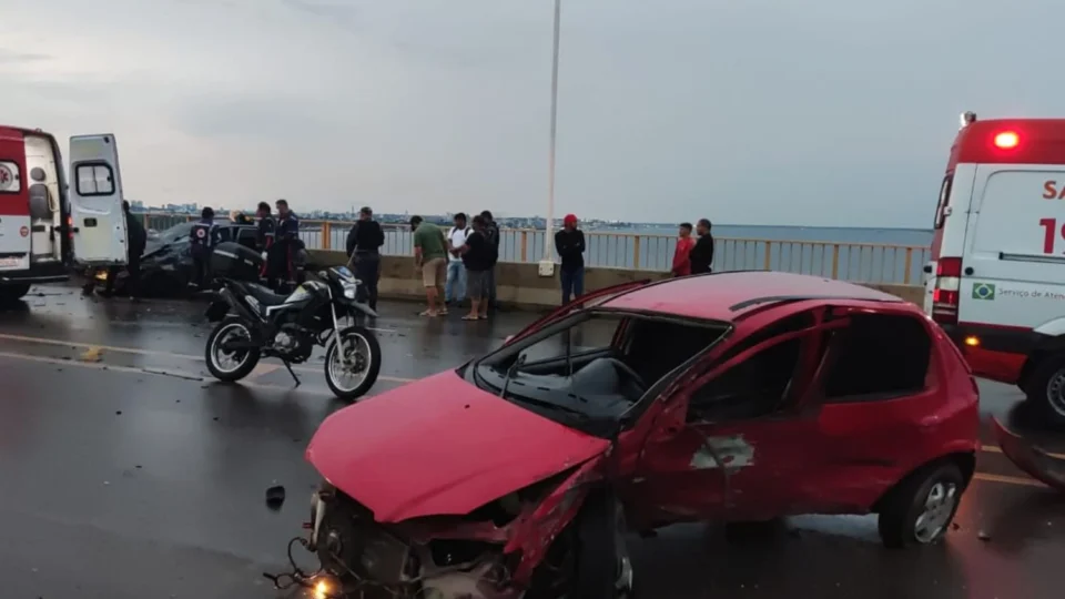 Em grave acidente motorista fica preso às ferragens na Ponte Rio Negro