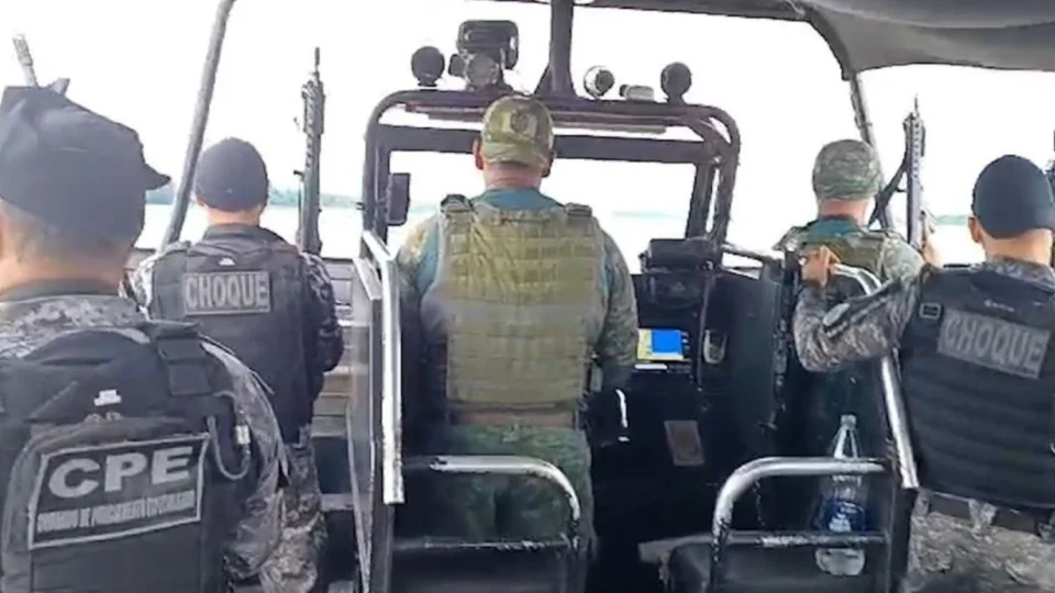 Policiais frustram roubo a embarcação no rio Solimões e suspeitos fogem e abandonam bote com armas e munições