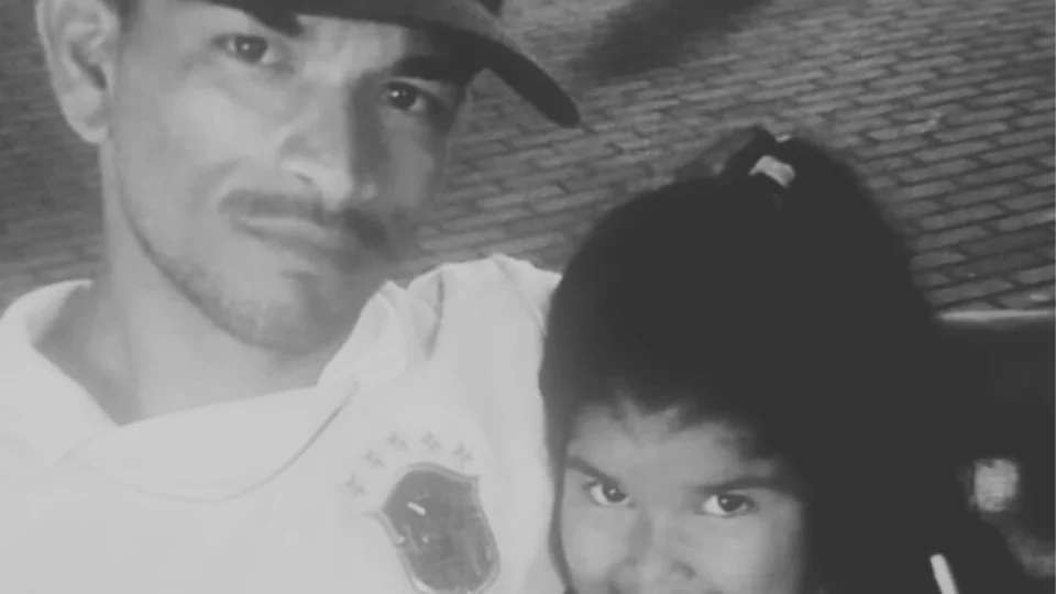 Velório de pai e filha vítimas de deslizamento de terra é marcado por grande comoção em Manaus