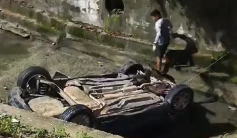 Carro cai em igarapé após colisão na zona norte de Manaus