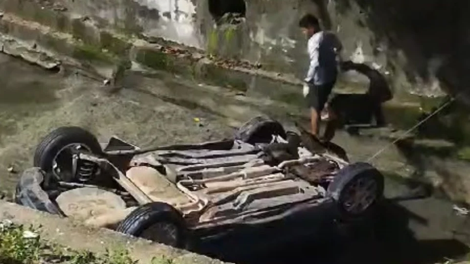 Carro cai em igarapé após colisão na zona norte de Manaus