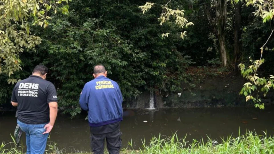 Corpo é encontrado boiando em igarapé na Vila Amazonas com sinais de violência; veja imagens