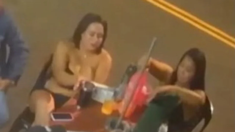 VEJA VÍDEO: mulher fica ferida após ser arrastada por motociclista em alta velocidade