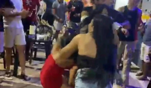 VEJA VÍDEOS: mulher sem calcinha se envolve em pancadaria no Amazonas