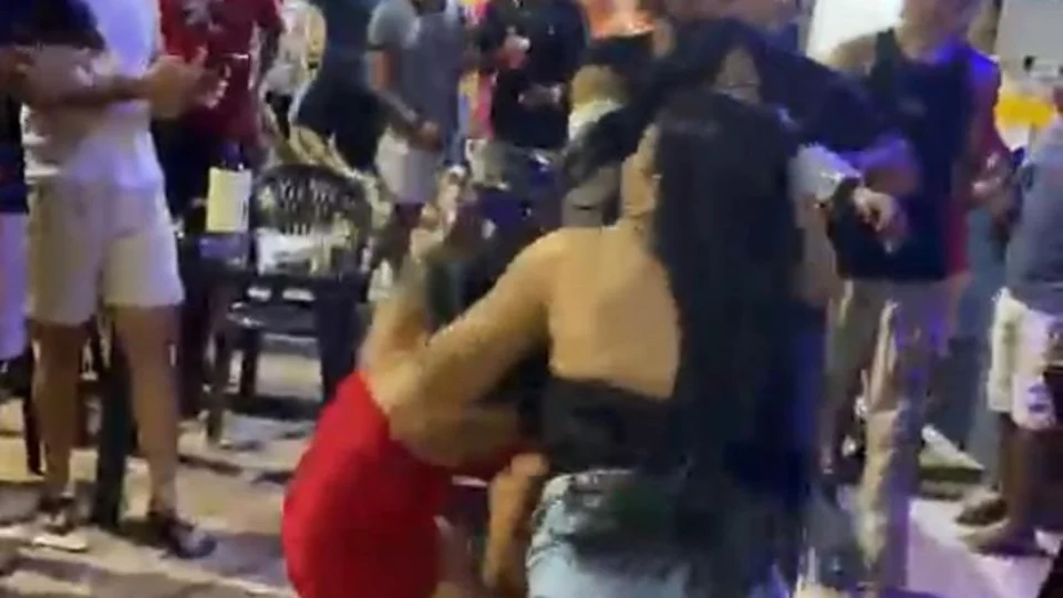 VEJA VÍDEOS: mulher sem calcinha se envolve em pancadaria no Amazonas