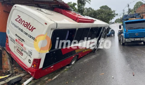 Ônibus de rota perde controle e invade comércio no bairro Monte das Oliveiras