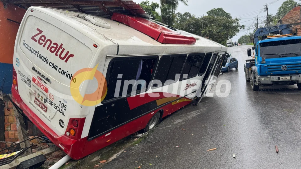 Ônibus de rota perde controle e invade comércio no bairro Monte das Oliveiras