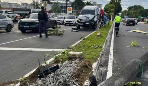 Vídeo: Motorista dorme ao volante, derruba poste e causa interdição parcial do trânsito na Ponta Negra
