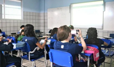 Escolas da educação básica iniciam ano letivo com proibição de celular