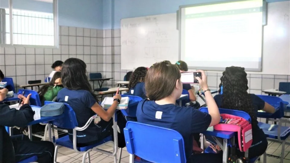 Lula sanciona lei que proíbe uso de celulares em escolas