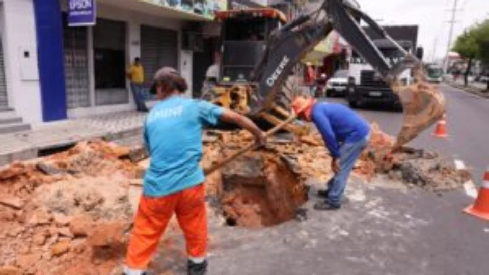 Rompimento de drenagem causa buraco na Avenida Autaz Mirim