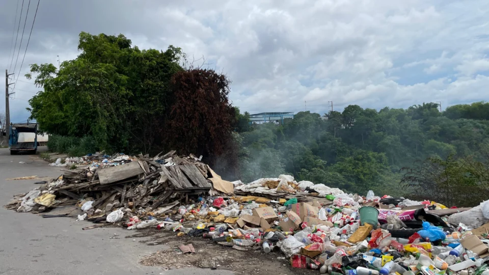 Lixão a céu aberto invade área verde na zona sul de Manaus