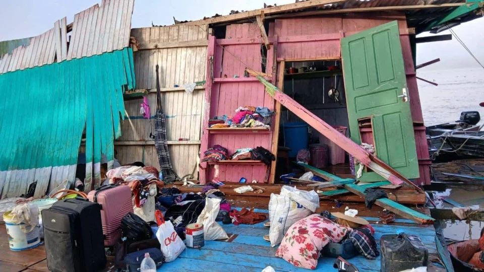 Crianças e mãe desaparecem após colisão de balsa com flutuante no Amazonas
