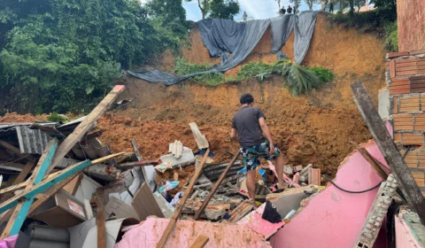 Corpos de criança e pai foram encontrados a 4 metros de profundidade em soterramento no bairro Redenção