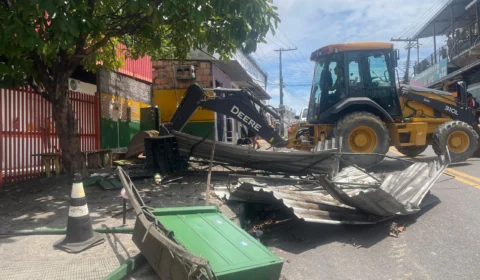 Trabalhadores são retirados do local de trabalho e boxes são demolidos pela Prefeitura na Zona Leste