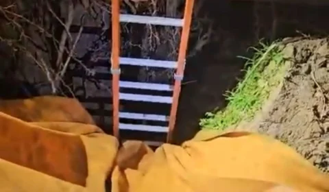 Homem cai em buraco e liga para bombeiros resgatá-lo