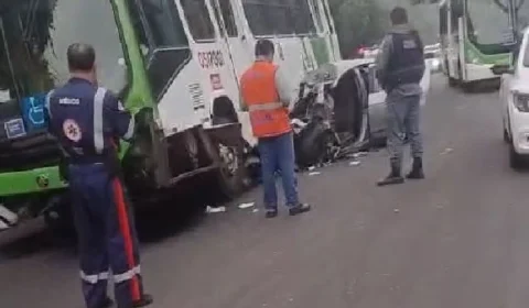 Acidente entre carro e ônibus deixa trânsito complicado na Avenida do Turismo