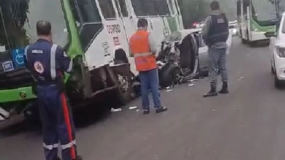 Acidente entre carro e ônibus deixa trânsito complicado na Avenida do Turismo