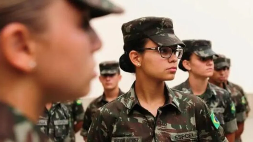 Sete mil mulheres se alistam no serviço militar em 2 dias