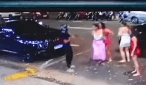 VEJA VÍDEO: assaltantes armados roubam mulheres em frente a prédio