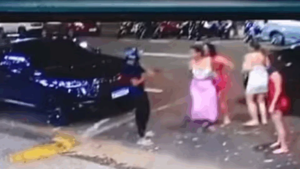VEJA VÍDEO: assaltantes armados roubam mulheres em frente a prédio