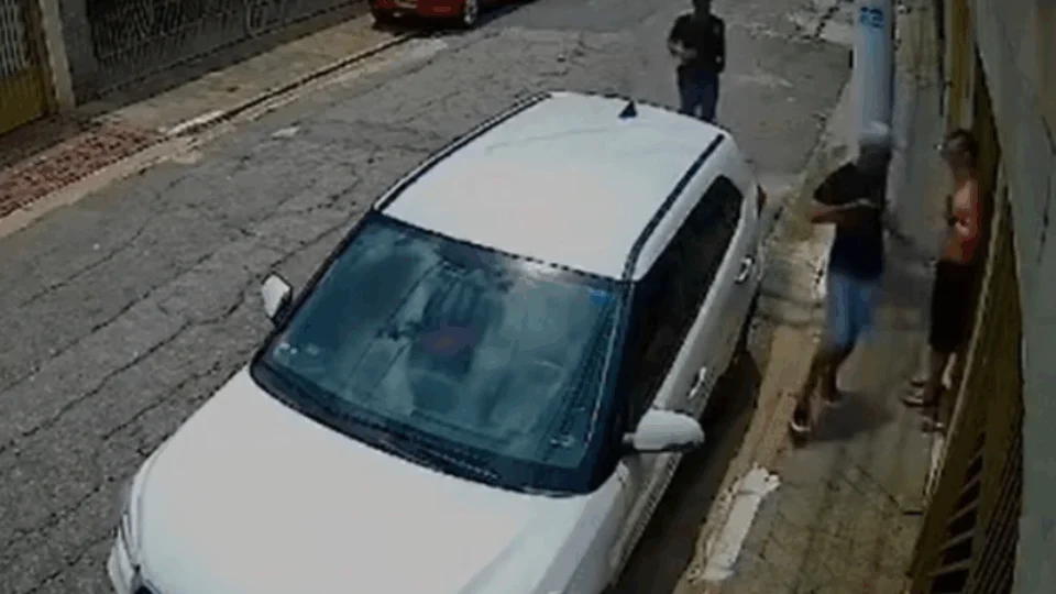 VEJA VÍDEO: criminosos roubam carro de vítima que tinha ido visitar a mãe