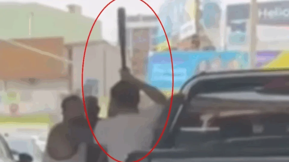 VEJA VÍDEO: motorista ataca outro com taco de beisebol durante briga de trânsito