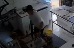 VEJA VÍDEO: empresário sofre choque elétrico ao usar celular carregando na tomada