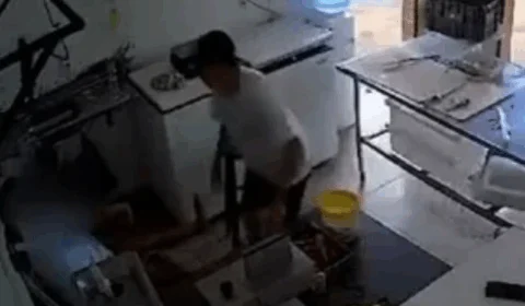 VEJA VÍDEO: empresário sofre choque elétrico ao usar celular carregando na tomada